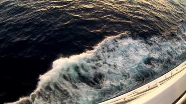 Dalgalar geminin kenarına çarpıyor, su sıçrayıp akarken dinamik hareketlerini gösteriyor, denizcilik macerasının büyüleyici görsel deneyimini yaratıyor..