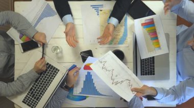 Masada oturan ve iş geliştirme üzerinde çalışan iş adamlarına en iyi bakış açısı. Kızgın patron kötü iş sonucu erkek çalışanı azarlıyor. Yaratıcı ekip içeride çalışır. Yavaş çekim.