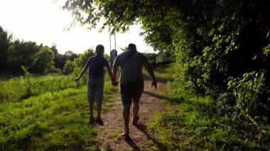 Babası ve küçük çocuğu ormanın yakınındaki patikadan kaçıyorlar. Babası ve küçük oğlu yaz günü patikada yürürken birbirlerinin kollarını tutuyorlar. Baba ve çocuk dışarıda birlikte vakit geçiriyorlar..