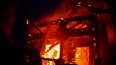 İtfaiyeci kurtarıcı, yoğun duman ve parlayan közlerin arasından geçen hareketi takip eden kameranın yoğunluğunu yakalayarak, alevleri söndürmek için kahramanca bir çaba sarf ediyor.