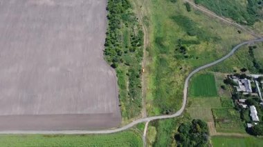 Yaz mevsiminde ekili tarlaların havadan çekilmiş görüntüleri. Güneşli bir günde kırsal alanda uçmak. Yazın güzel bir kır manzarası. Üst Görünüm Yavaş Çekim.