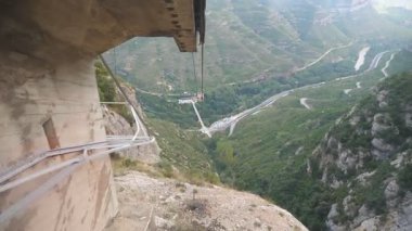 Yaz günü yeşil manzaralı dağ ortamının hareket eden füniküler görüntüsü. Arka planda güzel doğa manzarası. Seyahat ya da seyahat kavramı. Yavaş çekim.