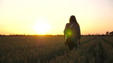 Uzun saçlı, elektro gitarı elinde tutan ve buğday tarlasında yürüyen genç bir hippi. Müzik enstrümanlı hippi adam yeşil arpa çayırlarında dolaşıyor ve gün batımında doğanın tadını çıkarıyor..