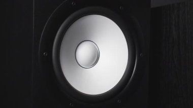 Kayıt stüdyosu modern sub-woofer taşınmayı kapatın. Titreşimli ve ses titreşimli ses hoparlör yuvarlak beyaz düşük frekansta. Yüksek sadakat hoparlör membran eseri. Ağır çekim.
