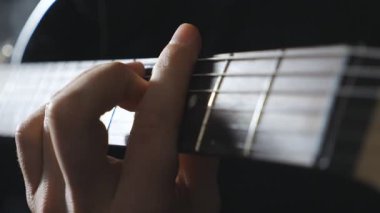 Dizeleri tıngırdatmaya gitarist erkek parmak kapatın. Rock müzik solo performans adam el. Kol müzisyen elektro gitar çalmak. Yeni melodi beste yetişkin adam. Ağır çekim.