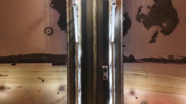 Kış akşamı aydınlık köprüde araba sürmek. Bir araç gece vakti güzel aydınlatılmış bir köprüde sabit bir şekilde hareket eder. Karlı arazide canlı şehir ışıklarıyla dinamik bir hareket. Kış yolculuğu