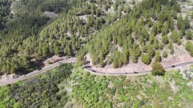 Bereketli yeşillikler ve dik uçurumlarla çevrili dolambaçlı bir dağ yolu boyunca giden arabaların hava manzarası doğal bir ortamda manzaranın güzelliğini gözler önüne seriyor. Yolculuk sırasında otomatik sürüş