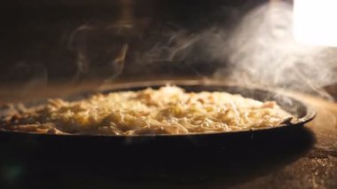 Lezzetli dört peynirli pizza mutfak restoranında elektrikli fırında pişiyor. Mozzarella, çedar, parmesan peyniri ve fırında eriyen feta. Yemek hazırlama süreci. Kapat..