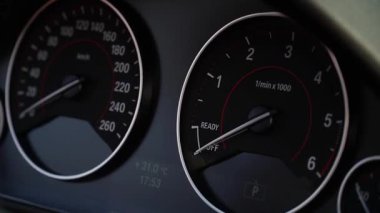 Gösterge paneli göstergeleri, motor devir göstergelerinin ve hız göstergelerinin ilerlemesini gösteriyor, boştaki halden aktif hale geçişi vurguluyor, otomotiv performansını ve hazırlık durumunu vurguluyor