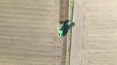Bir tarlada tarla sürme ve toprak hazırlama, tohum ekme, kırsal alanda tarımsal uygulamaları gösteren hava görüşü