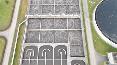 Geniş bir şehirdeki geniş su arıtma tesislerini gösteren hava manzarası karmaşık kanalizasyon sistemlerini vurguluyor. Şehir altyapısının karmaşıklığı. Büyük şehrin modern endüstriyel fabrikası. Ekoloji