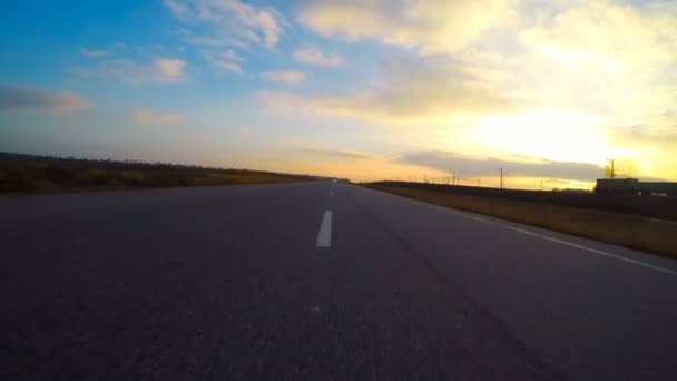 Car gaat op de snelweg en uitzicht op een passerende trein — Stockvideo