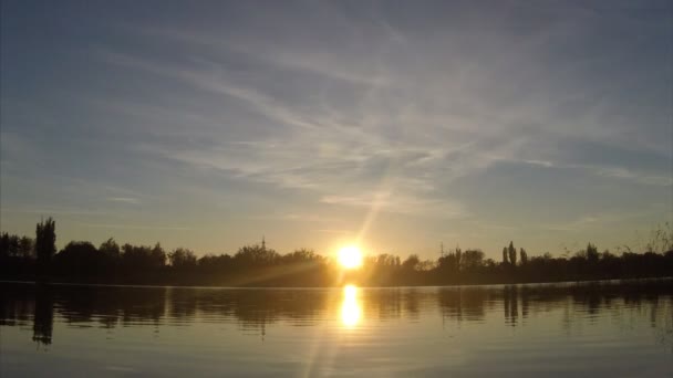 Puesta de sol en el lago — Vídeos de Stock