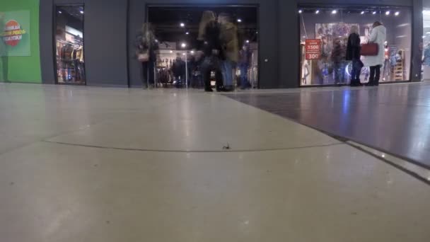 Kharkiv, Oekraïne - Fb December 4:People wandelen in winkelcentrum Ahmar mode. — Stockvideo