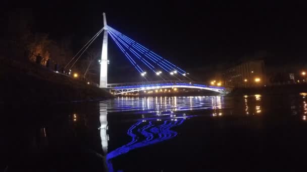 Ponte com luzes refletidas na água à noite — Vídeo de Stock