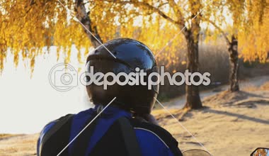 Bir motorcu kaskını kaldırır