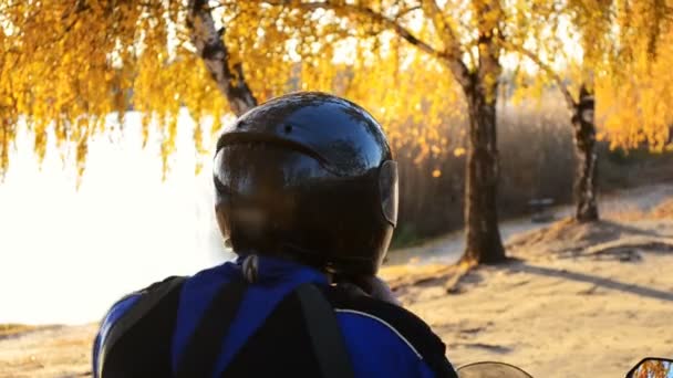 Een fietser verwijdert zijn helm — Stockvideo