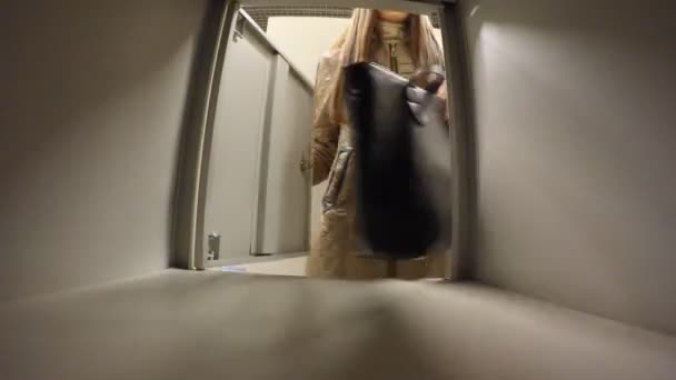 Γυναίκα βάζει την τσάντα σε μια αίθουσα ντουλάπι αποθήκευσης — Αρχείο Βίντεο