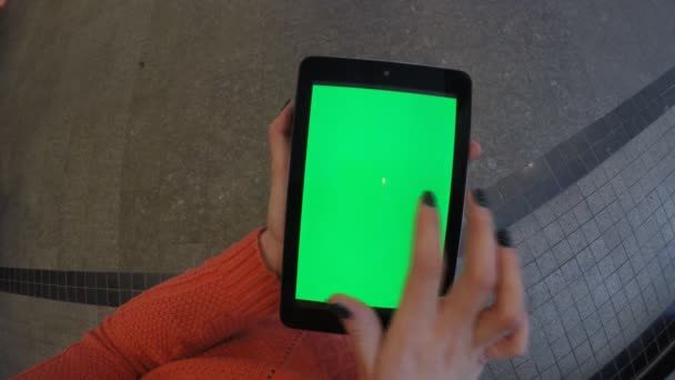 Donna al negozio utilizzando tablet con schermo verde — Video Stock