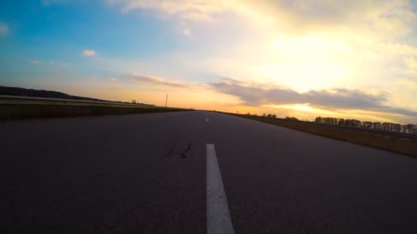 Auto fährt bei Sonnenuntergang auf Autobahn. — Stockvideo