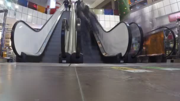 Kharkiv, Ukrayna - Dafi 4 Aralık: alışveriş merkezi timelapse içinde yürüyen merdiven — Stok video