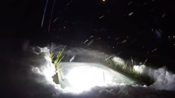 Utcai lámpa világítja meg a hó. Zöld fű alatt a hó — Stock videók