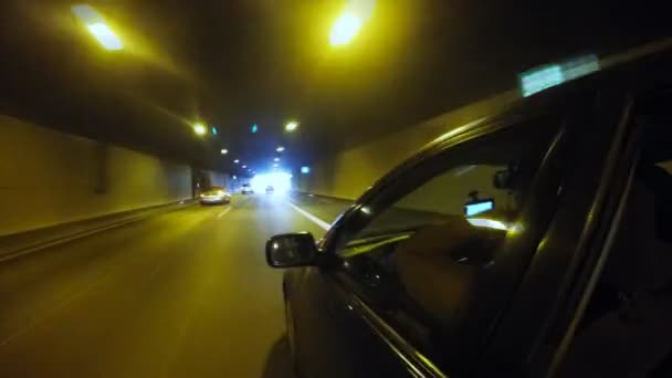 El coche sale del túnel en las montañas — Vídeo de stock