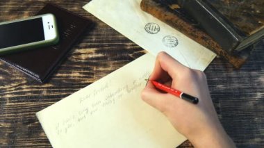 Kadın el antika arka plan üzerinde mektup yazar