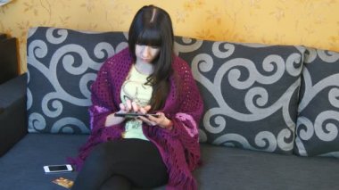 Genç kadın onu tablet ve, bu evde kredi kartı ile online satın alma