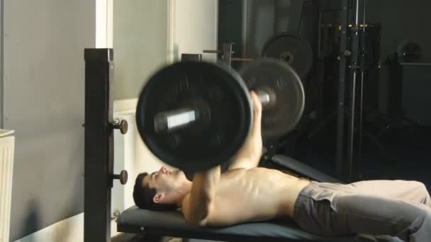 男子引发杠铃上健身房锻炼 — 图库视频影像