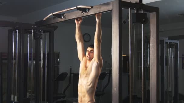 Man indrukwekkende kracht toont, doet een Muscle Up op rekstok — Stockvideo