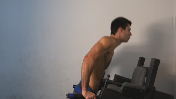 Homme faisant pousser les bars dans la salle de gym — Video