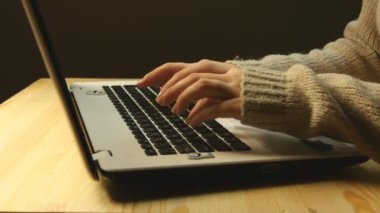 Tipik bir dizüstü bilgisayar klavye üzerinde kadınsı eller