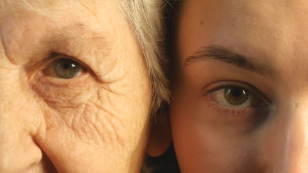 altes und junges Auge - Großmutter und Enkelin blicken gemeinsam in die Kamera