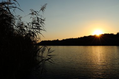 Nehirde gün batımı.