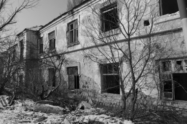 terk edilmiş bir evde