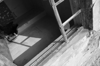 Bir terk edilmiş evde pencere