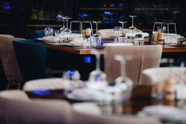 Masa örtüsü, çiçek çatalı, restoranda servis edilen ve içi rahat olan bıçak.