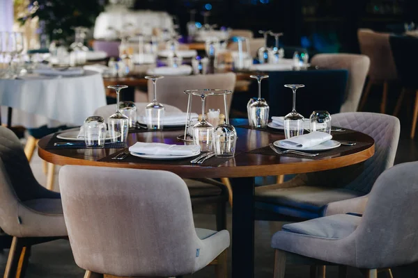 Masa örtüsü, çiçek çatalı, restoranda servis edilen ve içi rahat olan bıçak.