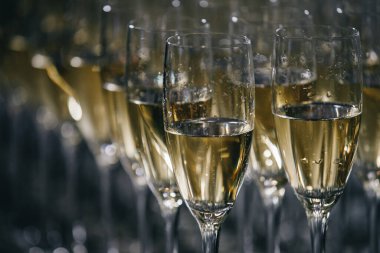 Düğünde bir kadeh beyaz köpüklü şarap