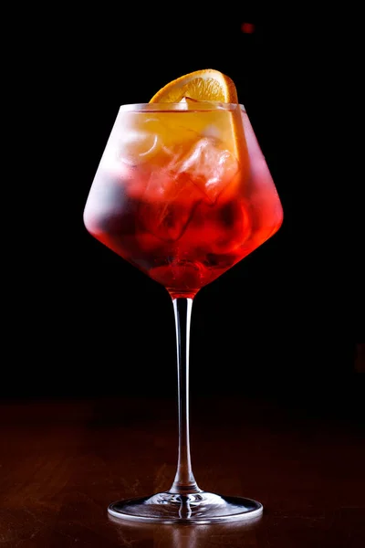 Sklenice aperol spritz koktejl na černém pozadí zblízka Stock Obrázky