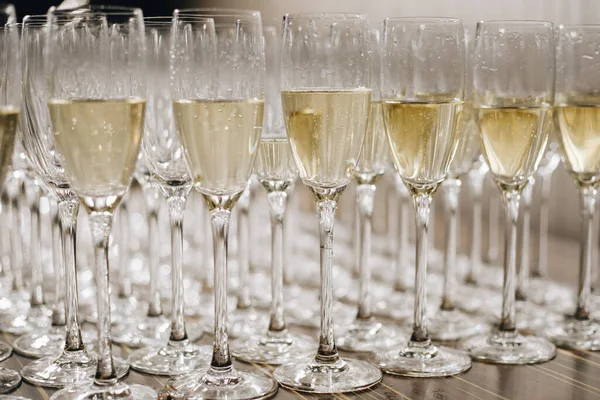 Vasos de vino espumoso blanco en una boda — Foto de Stock