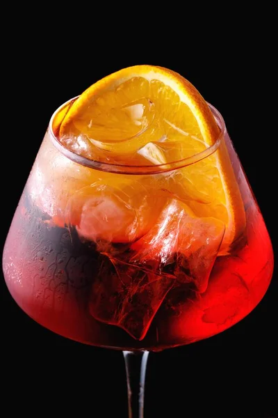 Ένα ποτήρι κοκτέιλ aperol spritz σε μαύρο φόντο από κοντά — Φωτογραφία Αρχείου