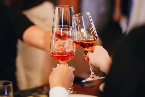 Wijnglazen in handen van feestgangers. — Stockfoto