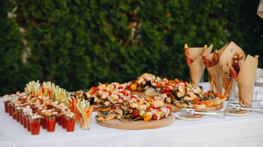 Güzel dekore edilmiş yemek servisi. 