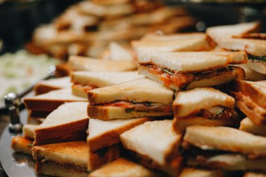 Güzel dekore edilmiş yemek servisi. 