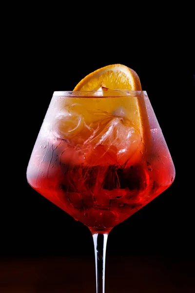Bicchiere di cocktail di spritz di aperol su uno sfondo nero primo piano — Foto Stock