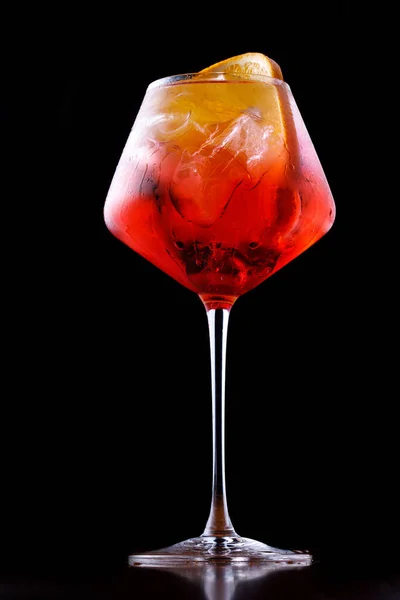 Vidro de aperol spritz coquetel em um fundo preto de perto — Fotografia de Stock