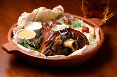 Domuz budu ve ahşap bir masada bir bardak bira..