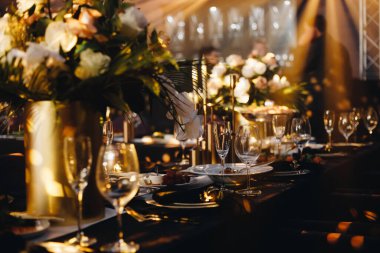 Masa örtüsü, çiçek çatalı, restoranda servis edilen ve içi rahat olan bıçak.